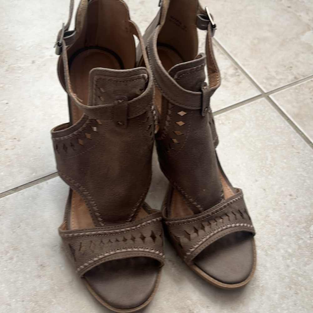 Report Rosalet heels, worn once, beautiful taupe color. Very comfortable - Picture 4 of 4